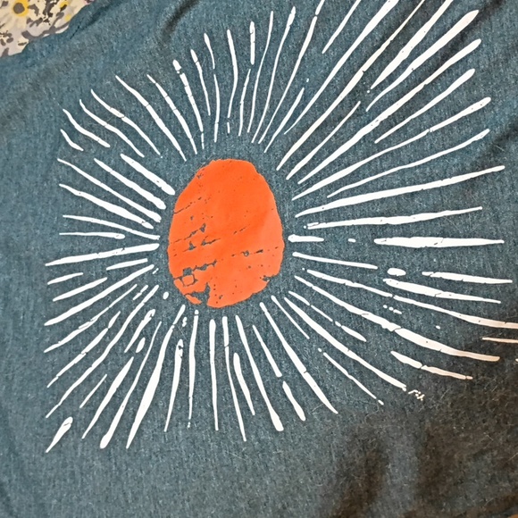 Green Sleeveless Top with Red Sunburst Design - Picture 3 of 3